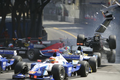 Vinger og anden kulfiber-stykker bliver sendt afsted
(Foto: GP2 Series)